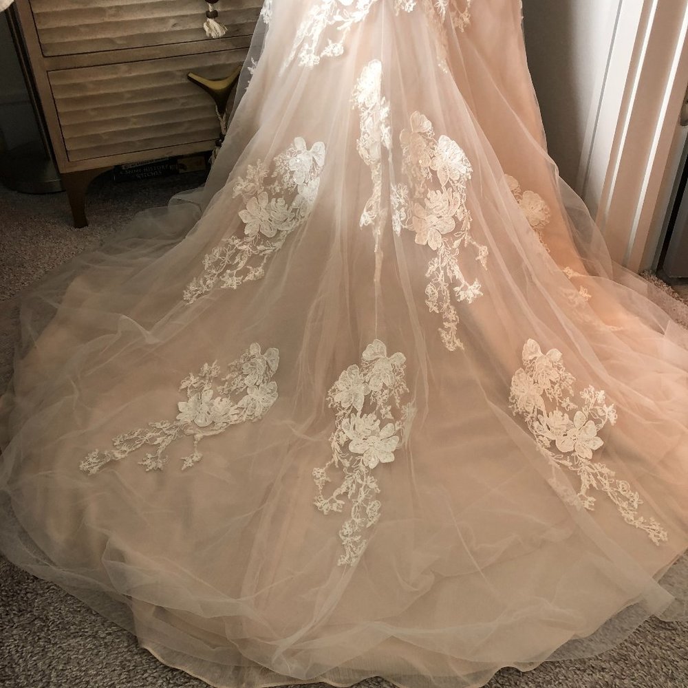Melissa Sweet lace plunge wedding dress Sz 8 +  belt & veil - Picture 13 of 16